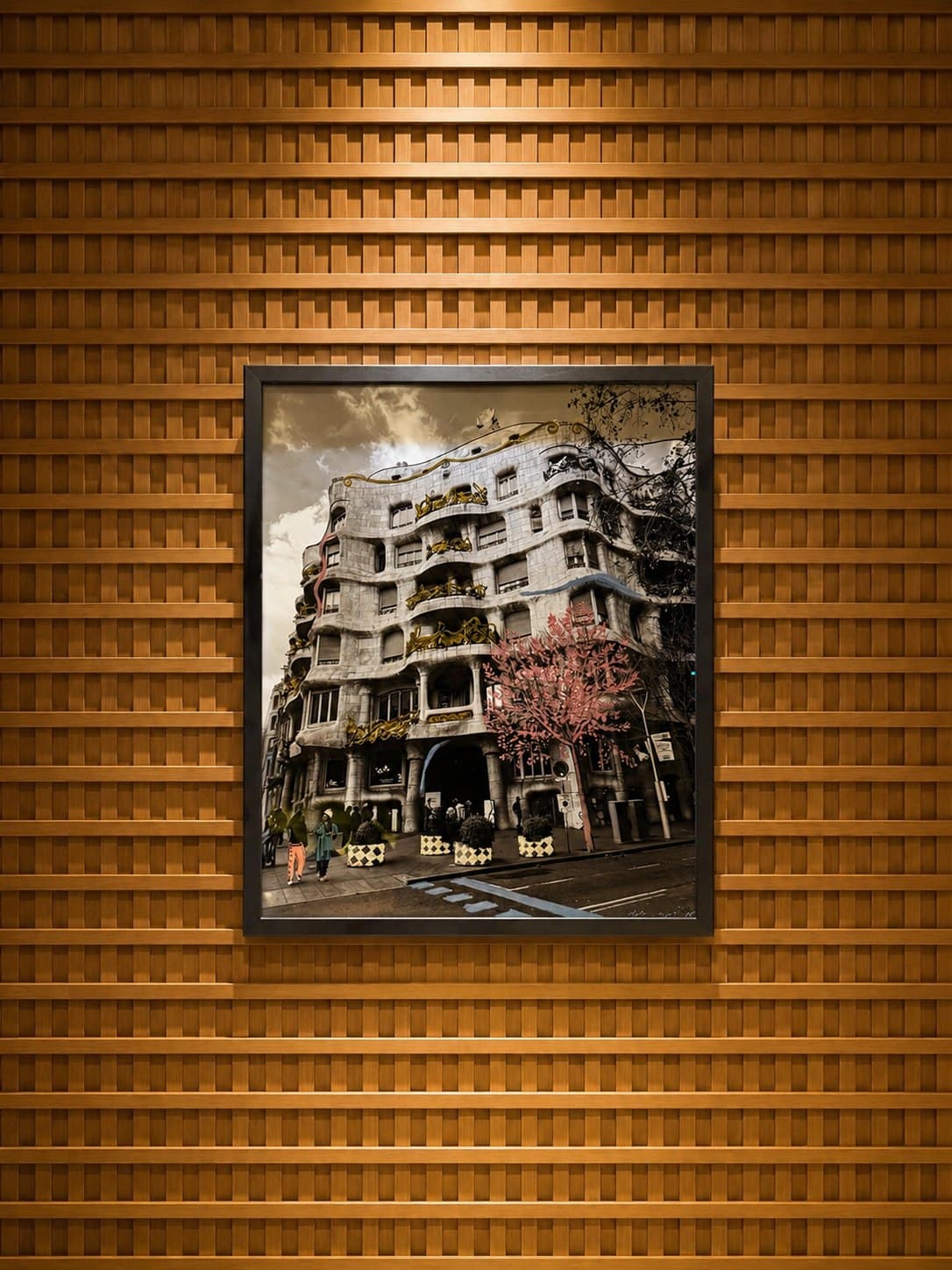 La Pedrera, de Júlia Caixeta, emoldurada sobre o painel de madeira da Arco Art Gallery